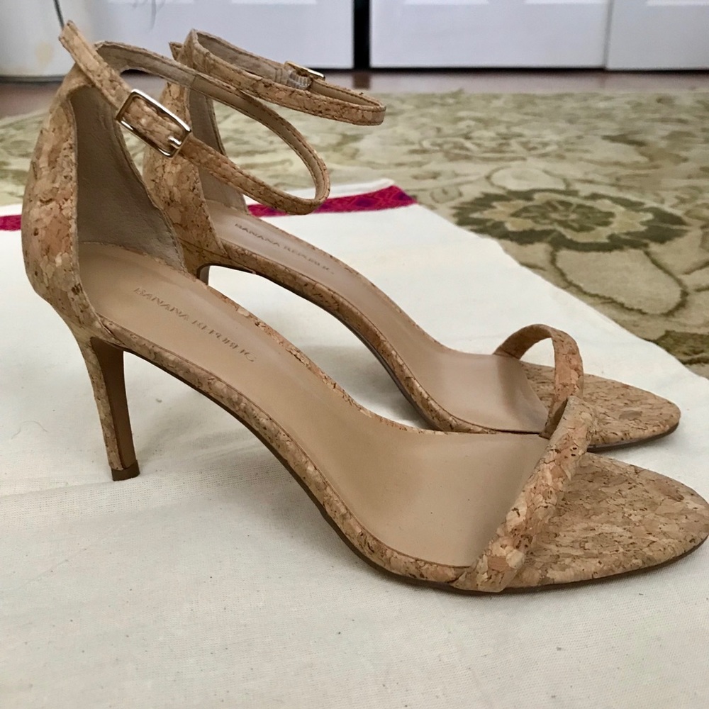 Banana Republic brand new strap heels tan size 8